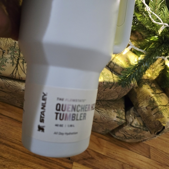 Stanley White Quencher H2.0 Tumbler - Picture 4 of 7